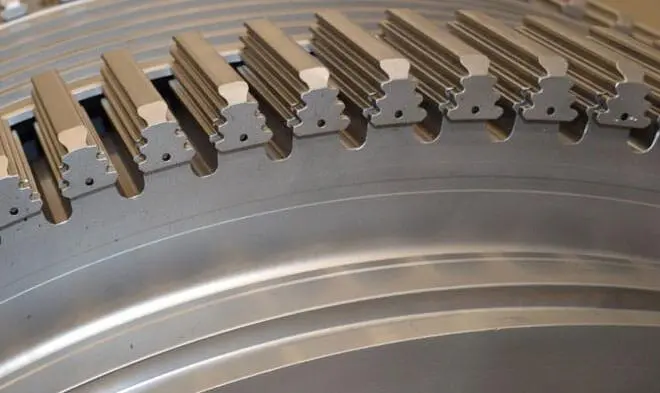 Turbine disk slots with a fir tree root form.
